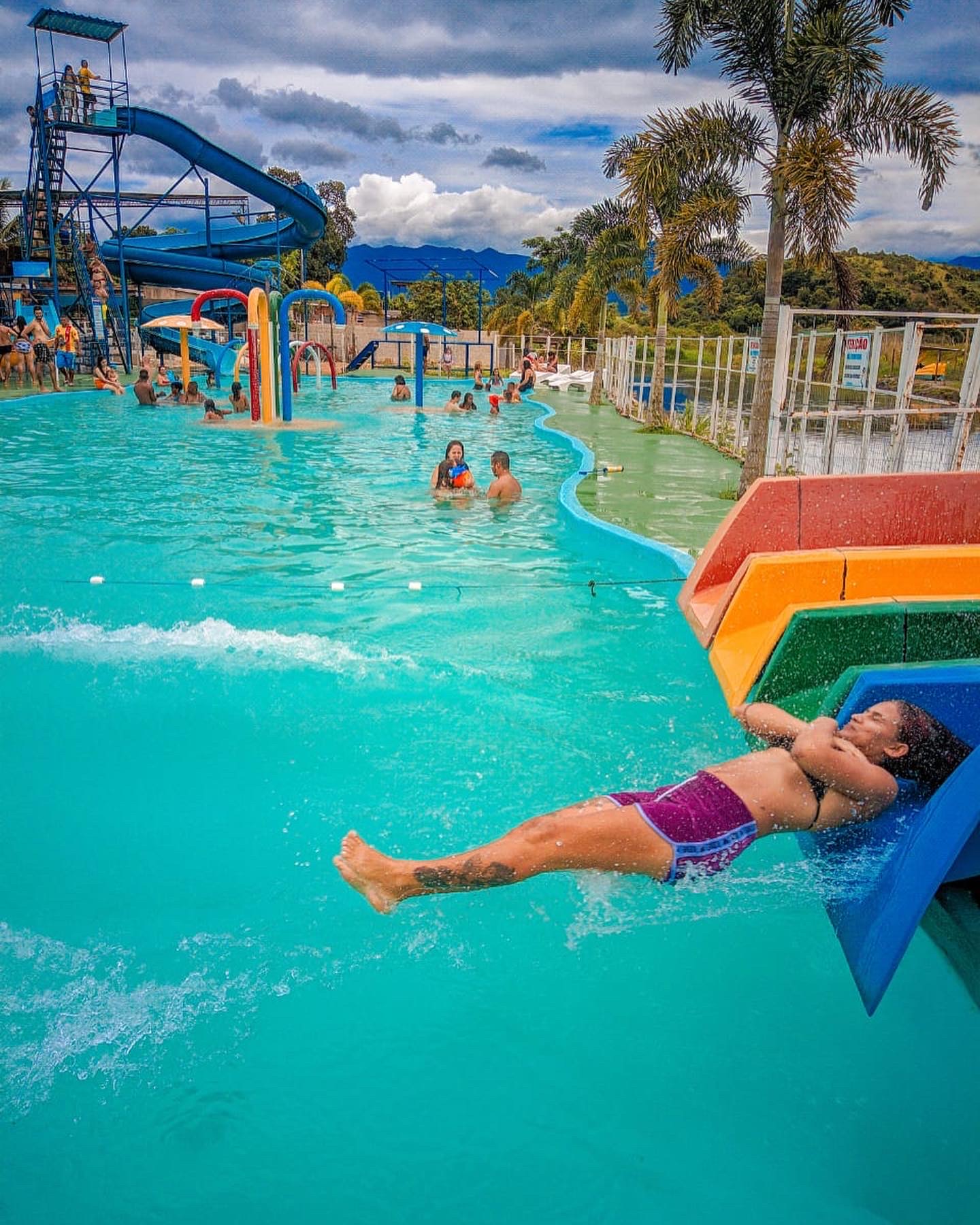 Vista aérea das piscinas e do playground aquático